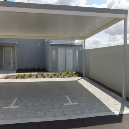 Modern Luxury 1 Bedroom Apartment - Walk To The Shops! Free Wifi Clarkson Buitenkant foto