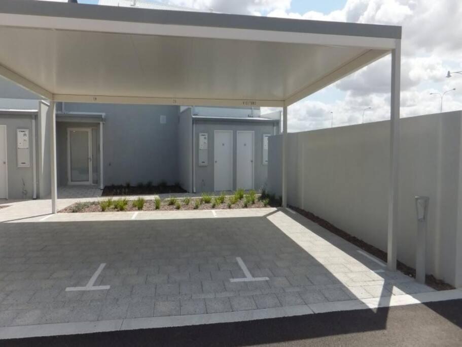 Modern Luxury 1 Bedroom Apartment - Walk To The Shops! Free Wifi Clarkson Buitenkant foto
