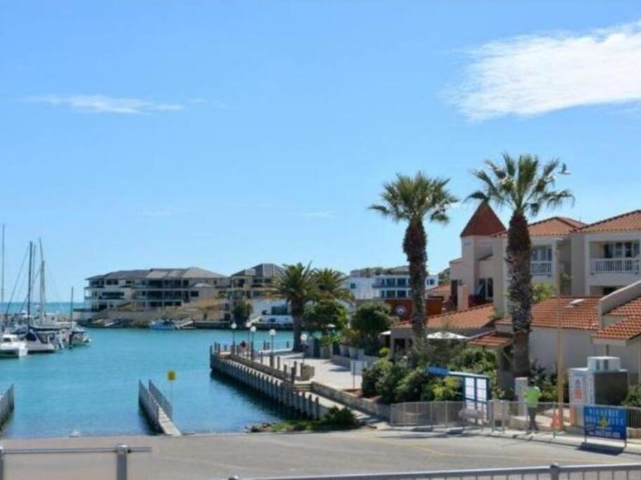Modern Luxury 1 Bedroom Apartment - Walk To The Shops! Free Wifi Clarkson Buitenkant foto
